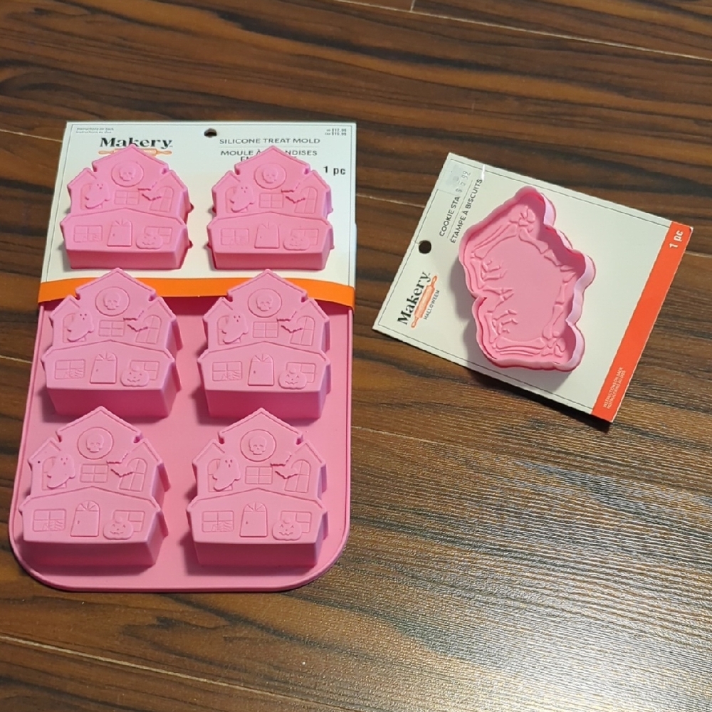 ⭐️ 5/ $25  Makery Pink Silicone Treat Molds
